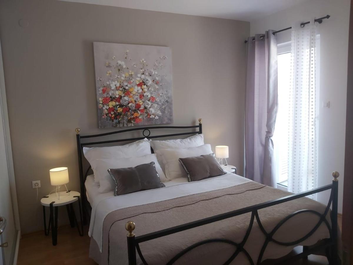 Villa Seaview With Pool - Apartment Yellow Trogir Bagian luar foto