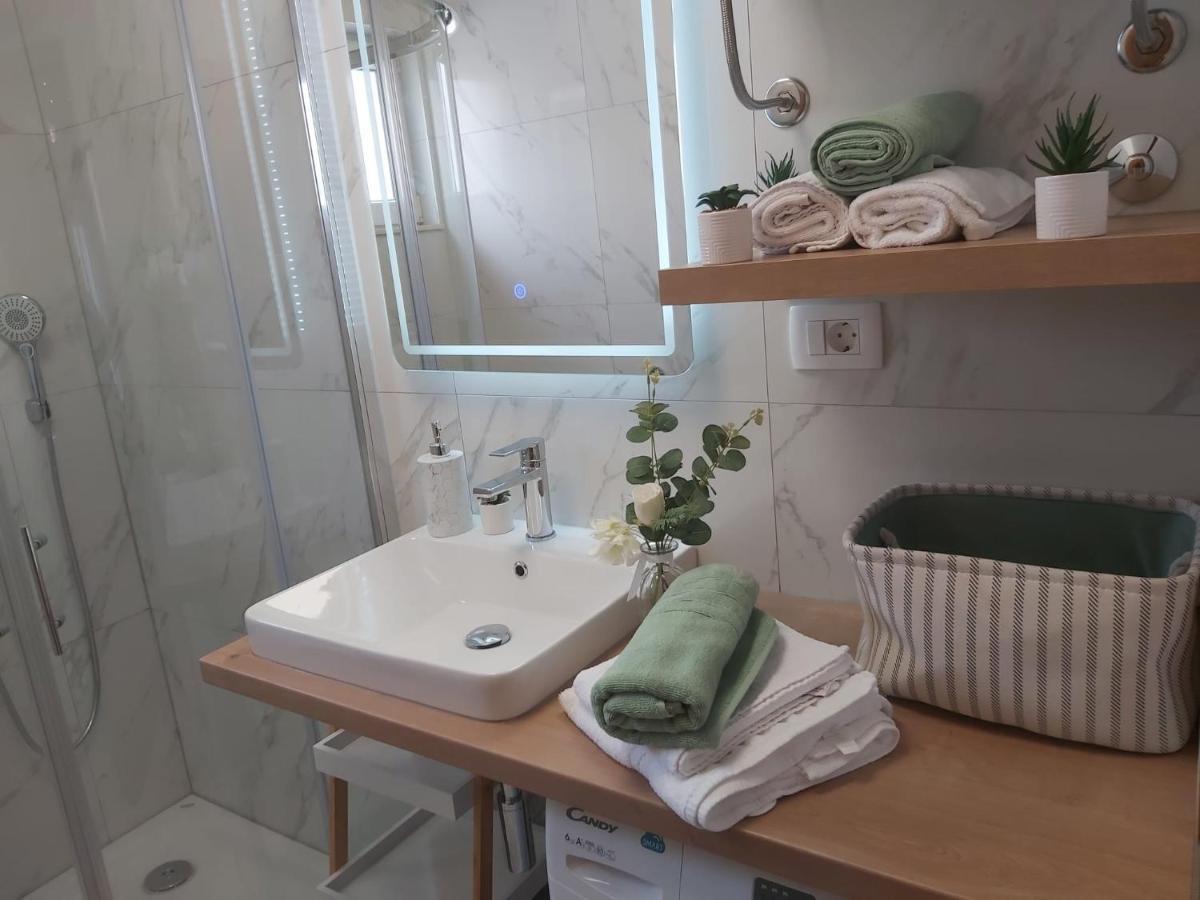 Villa Seaview With Pool - Apartment Yellow Trogir Bagian luar foto